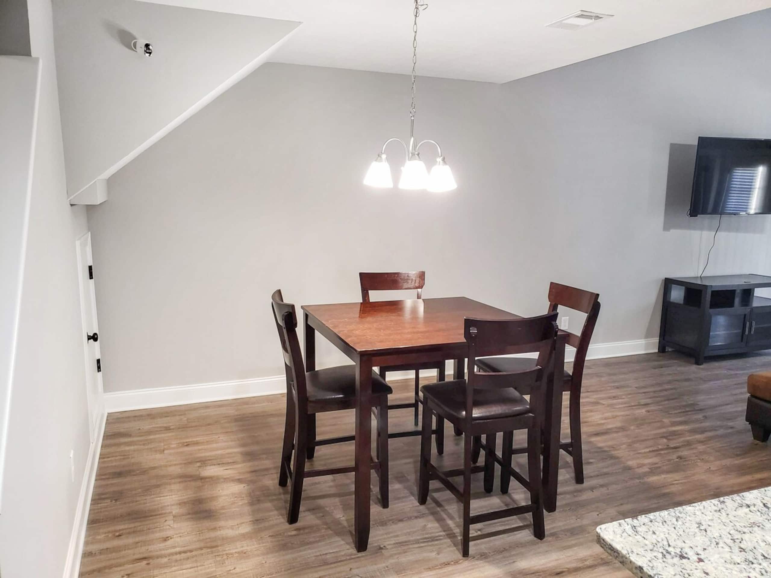 Royal Heights - Quiet, Modern, Chic - Photo 4