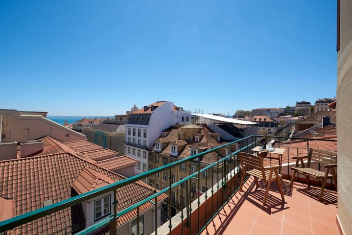 360º Rooftop Lisbon and River View