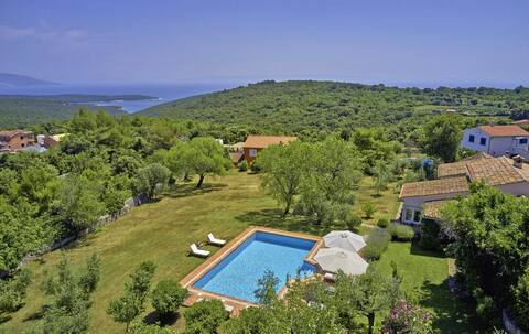 Villa Arbora in Kavran (house sleeps 10)