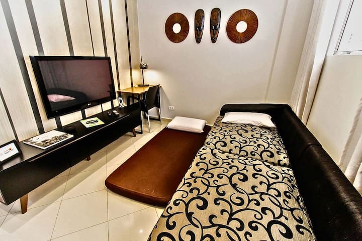 Divan që kthehet në një krevat + dyshek tek