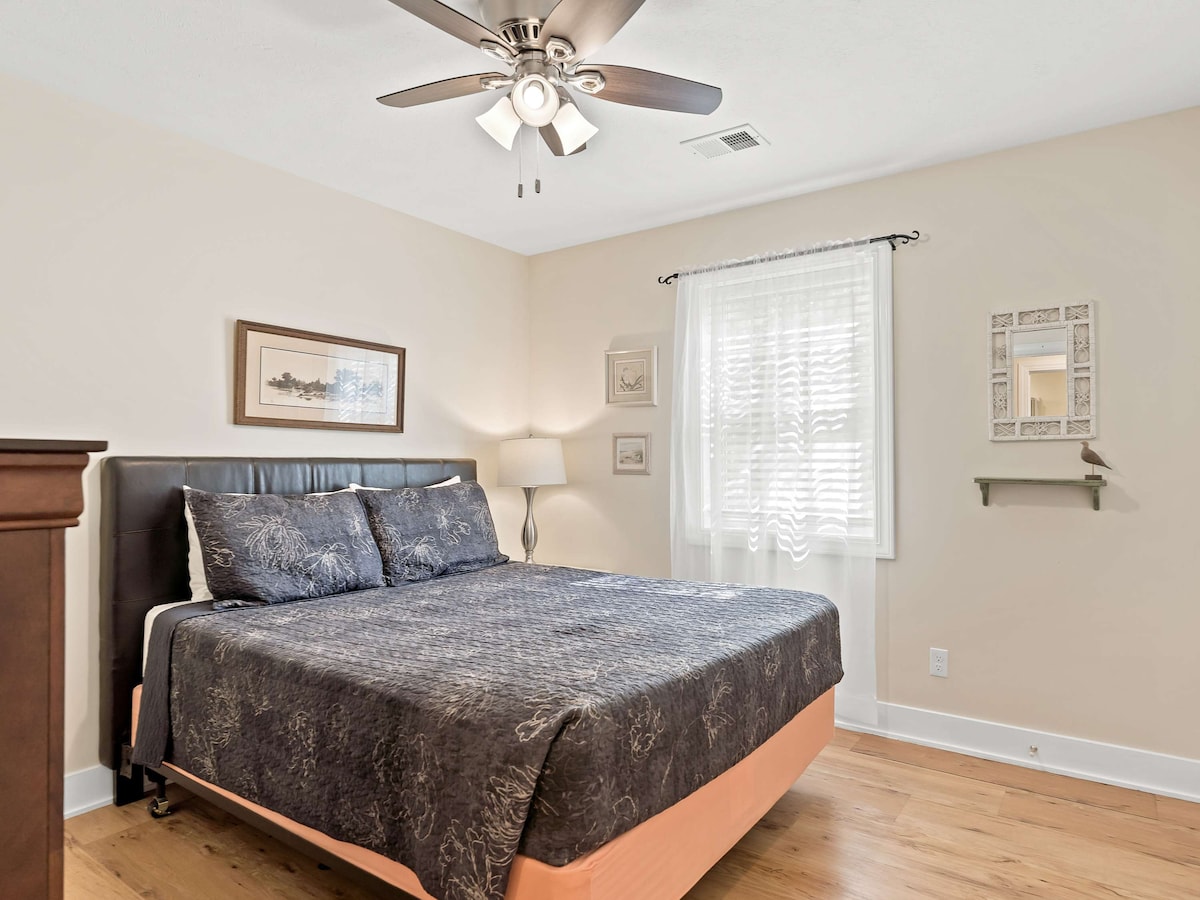 Spálňa s manželskou posteľou 5 so stropným ventilátorom, šatníkom a komodou (spálňa 5 zo 7)