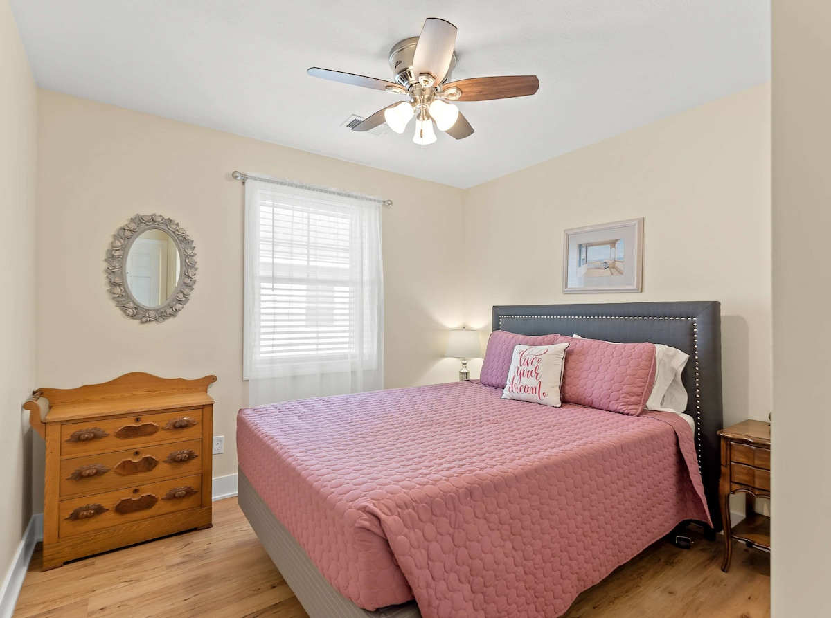 Spálňa s manželskou posteľou 2, so stropným ventilátorom a komodou (spálňa 2 zo 7)