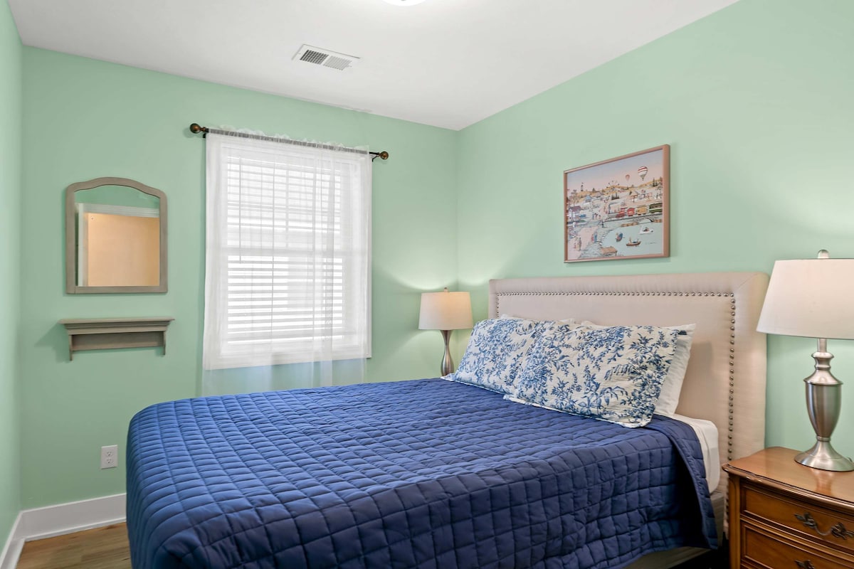 Spálňa s manželskou posteľou 4 so stropným ventilátorom, šatníkom a komodou (spálňa 4 zo 7) 