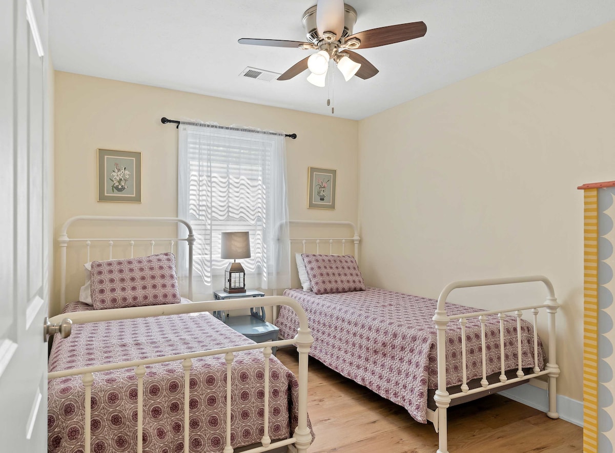 Izba s dvoma oddelenými posteľami, stropným ventilátorom a skriňou (spálňa 6 zo 7)