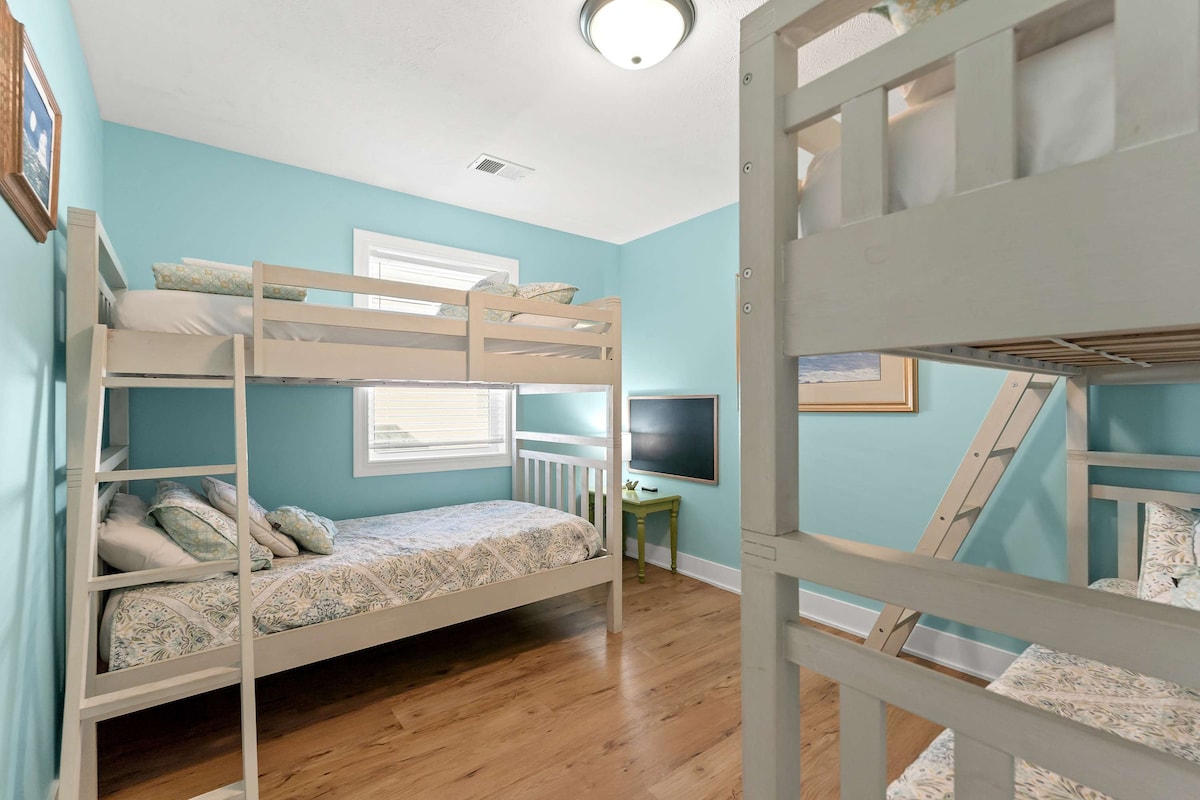 Spálňa s manželskou posteľou, spolu so 4 samostatnými posteľami a šatníkom (spálňa 7 zo 7)