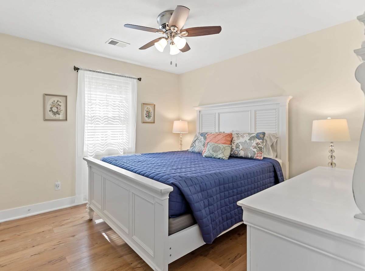 Spálňa 3 s manželskou posteľou, stropným ventilátorom, šatníkom a komodou (spálňa 3 zo 7)