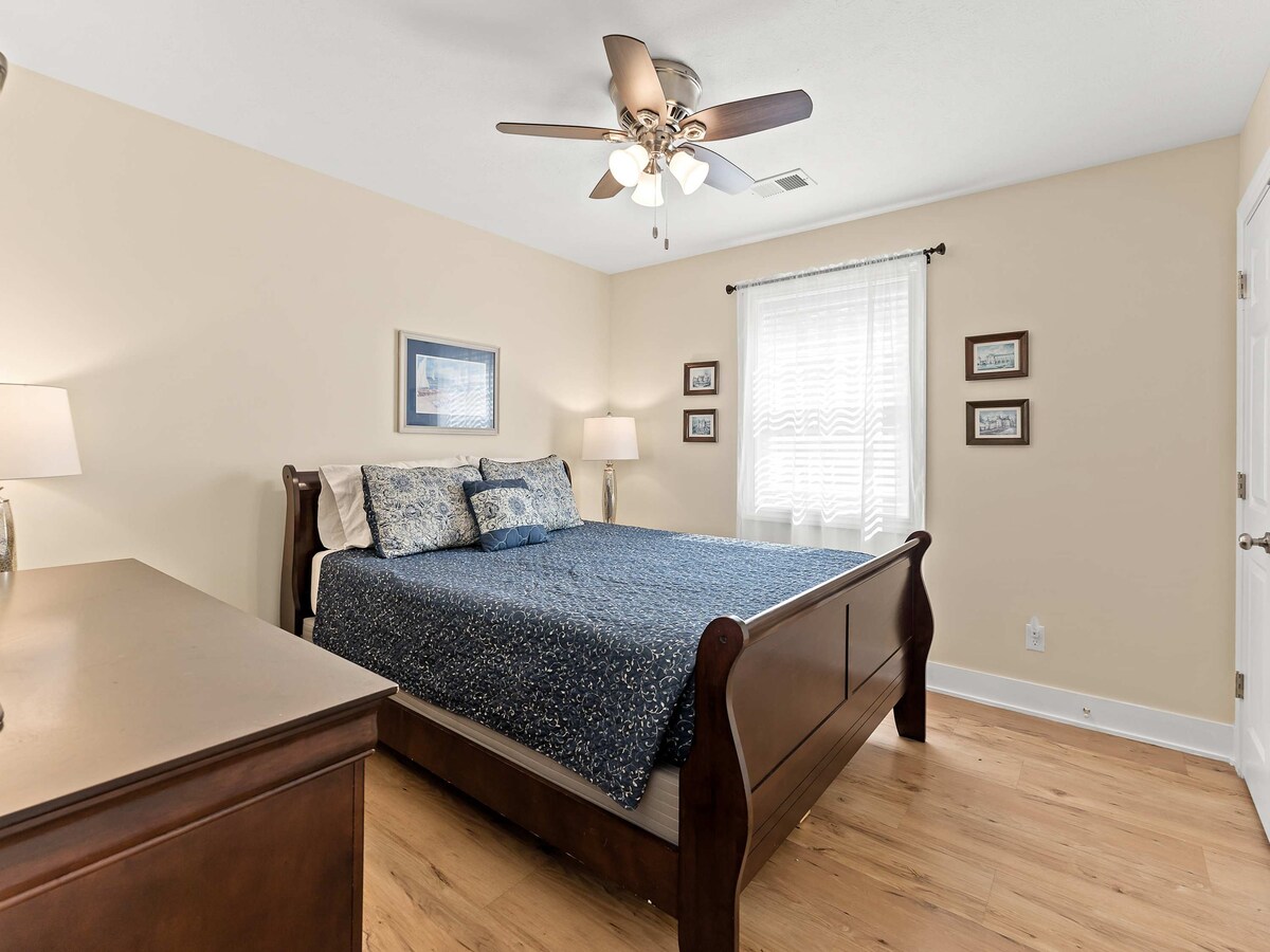 Spálňa 1 s manželskou posteľou, stropným ventilátorom, šatníkom a komodou (spálňa 1 zo 7)