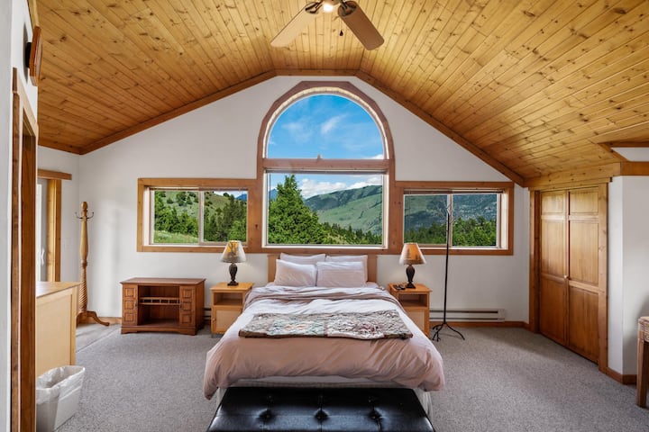 חדר שינה ראשי עם מיטת קווין סייז