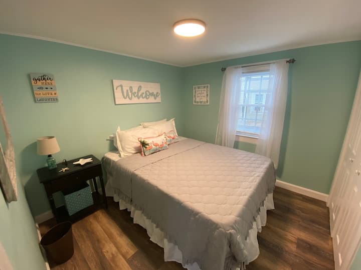Dormitorio con cama queen