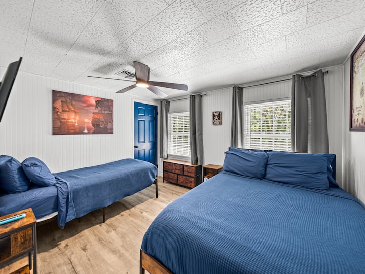 Upstairs Bedroom, 1 Full, 1 Twin, Smart TV
