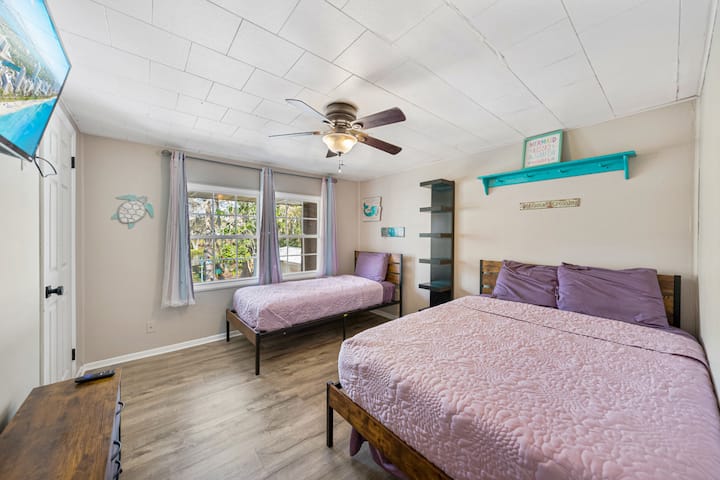 Upstairs Bedroom, 1 Full, 1 Twin, Smart TV