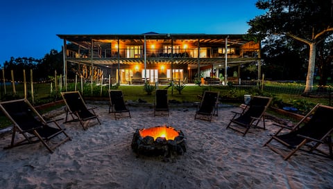 Tranquilo Beach House, 6 BD 7BA, pool, beachfront