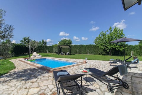 Successful Airbnb property: Bella Collina in Krajcar Brijeg (House for 4-5 People in Općina žminj