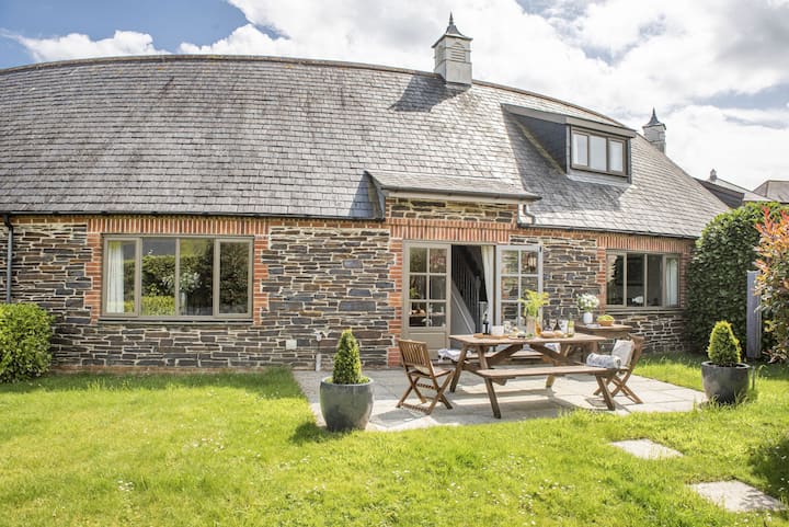 A Stunning Holiday Home Located In The Curved Stables At Roserrow. - Polzeath Beach