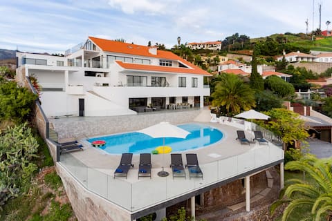 Top-earning Airbnb listing in Funchal, 5 bedrooms
