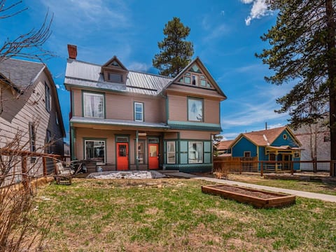 Sleeps 14 | Sauna | Pool Table | Walk to Main St