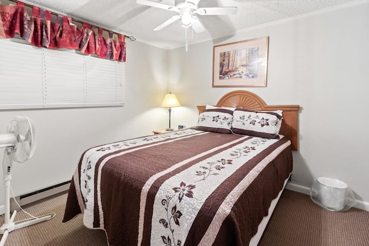 מיטת קווין בחדר השינה השני