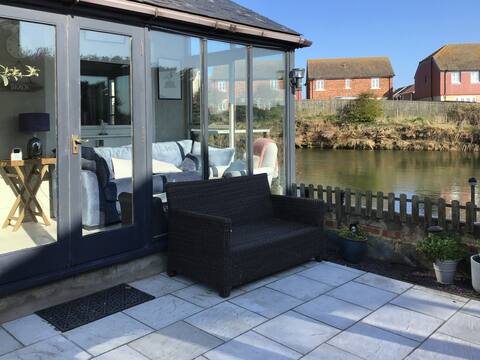 Water's Edge Holiday Home
