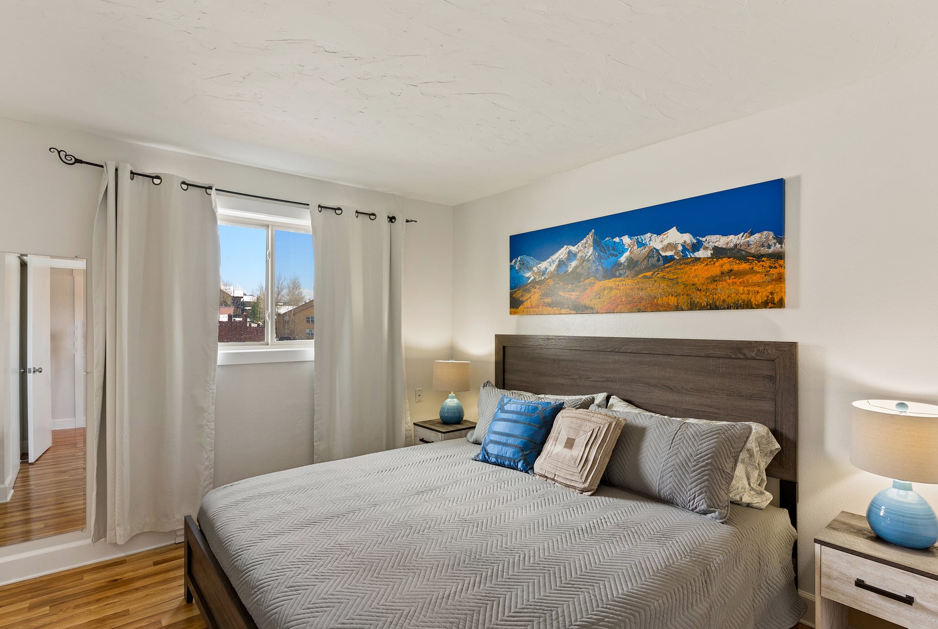 Ski Condo:King Bed/Free Bus /Hot Tub/Gas Fireplace