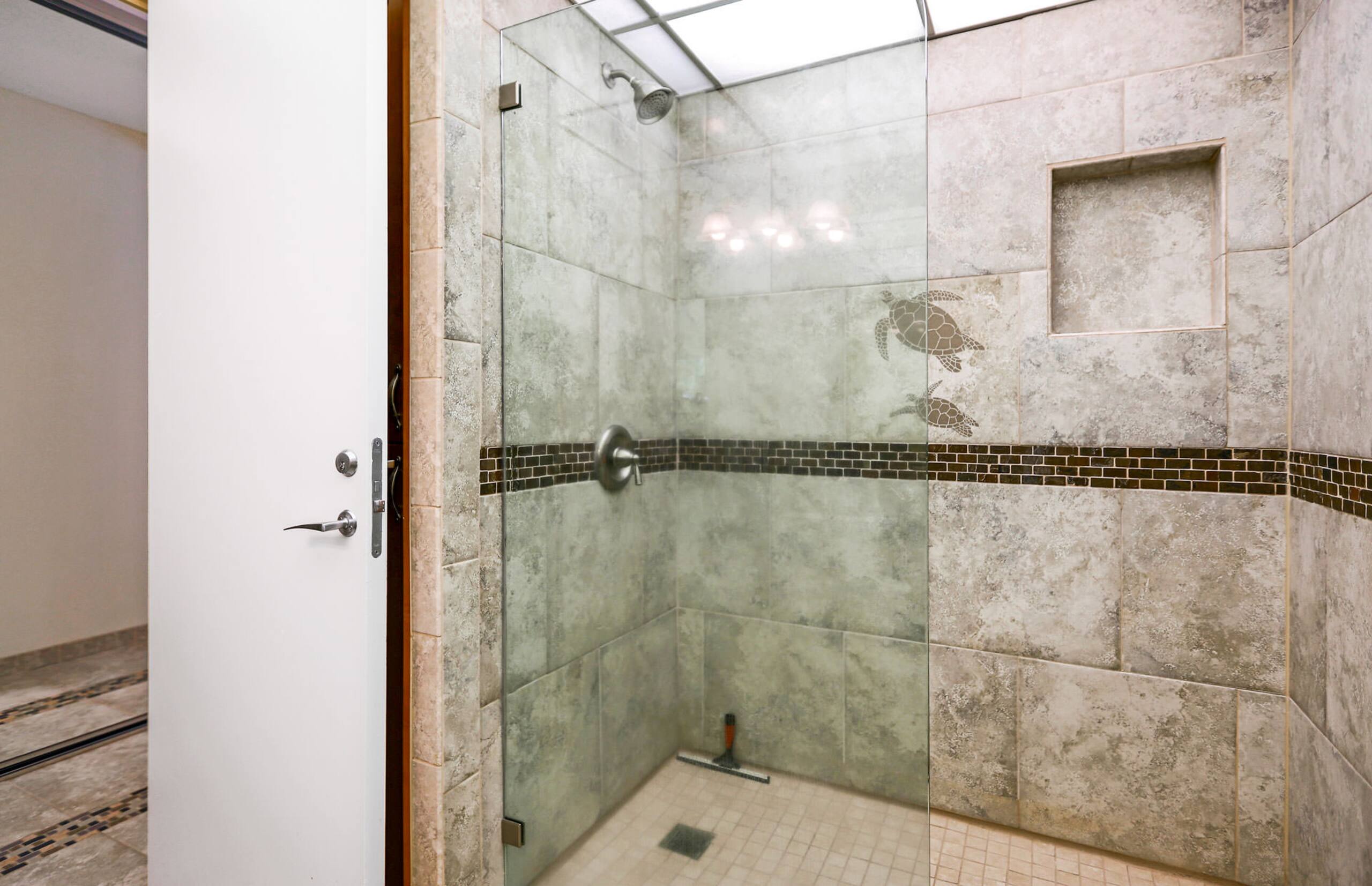 Condo in Lahaina · ★4.95 · 1 bedroom · 2 beds · 2 baths - Image 16