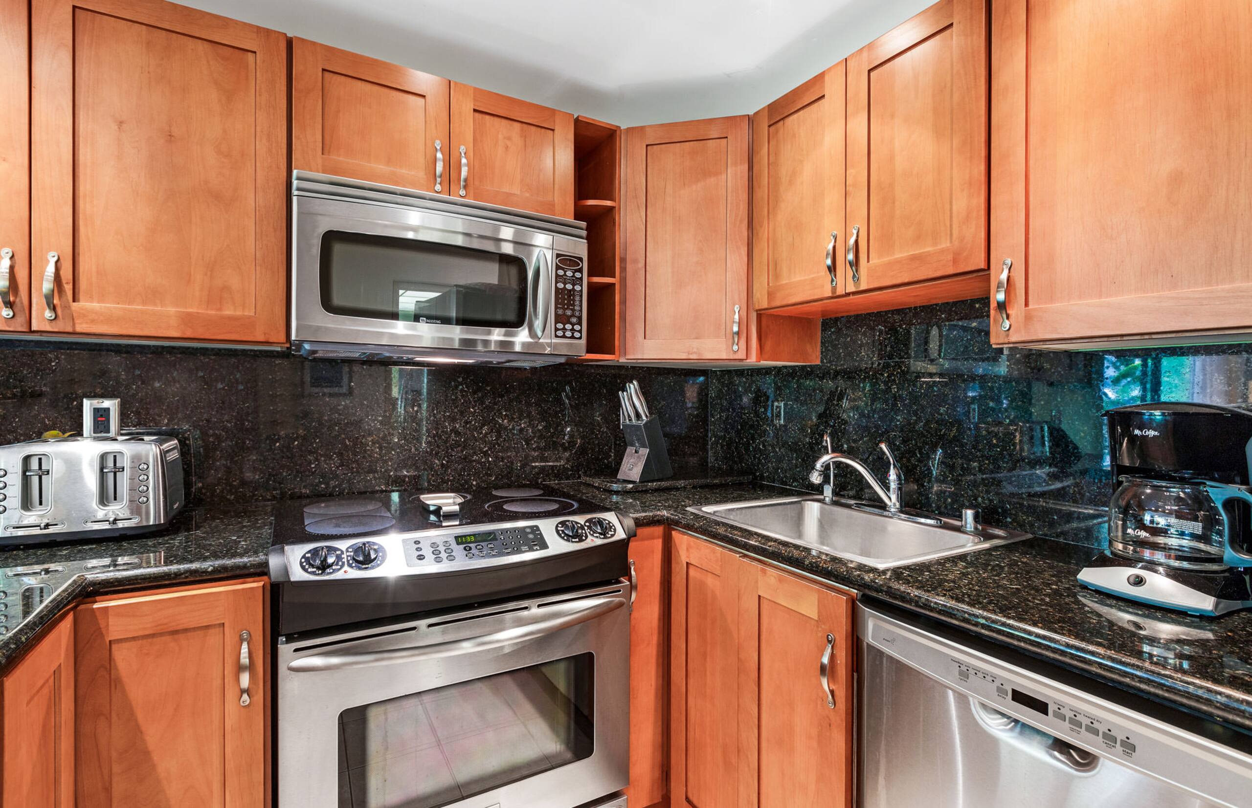 Condo in Lahaina · ★4.95 · 1 bedroom · 2 beds · 2 baths - Image 7