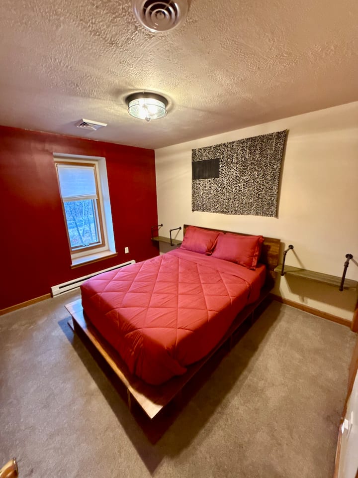 - Kuta nyekundu zenye utajiri na kitanda maridadi cha jukwaa hufanya chumba hiki cha kifahari kiwe cha kifahari na chenye starehe
- Rafu za bomba zinazoelea na sanaa ya ukuta wa michoro huleta mandhari nzuri, ya kisasa
- Pangusa zulia chini ya miguu na taa laini huweka sauti ya usiku wa baridi na wa utulivu