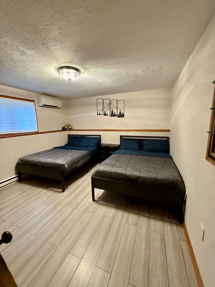 - Vitanda viwili kamili vilivyo na matandiko baridi ya mkaa hutoa mpangilio mzuri kwa ajili ya makundi au ndugu
- Sanaa ya mlimani iliyowekwa kwenye ukuta na mistari safi huipa chumba hiki hisia nzuri ya kupanga
- Sakafu za vigae, taa laini na zilizojengwa katika AC zinakufanya uwe na starehe katika msimu wowote