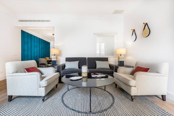 Superior 2 Bedroom Apartment Madrid Cortes gallery image 2