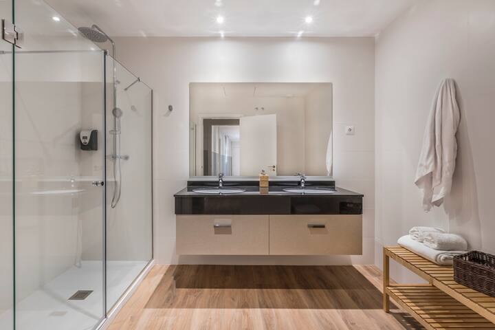 Deluxe 2 Bedroom Apartment – Madrid Cortes gallery image 2