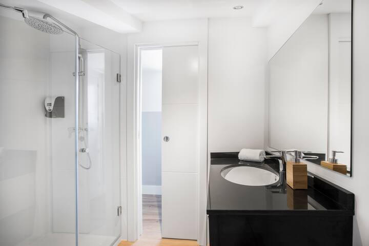 Duplex 2 Bedroom Apartment – Madrid Cortes gallery image 5