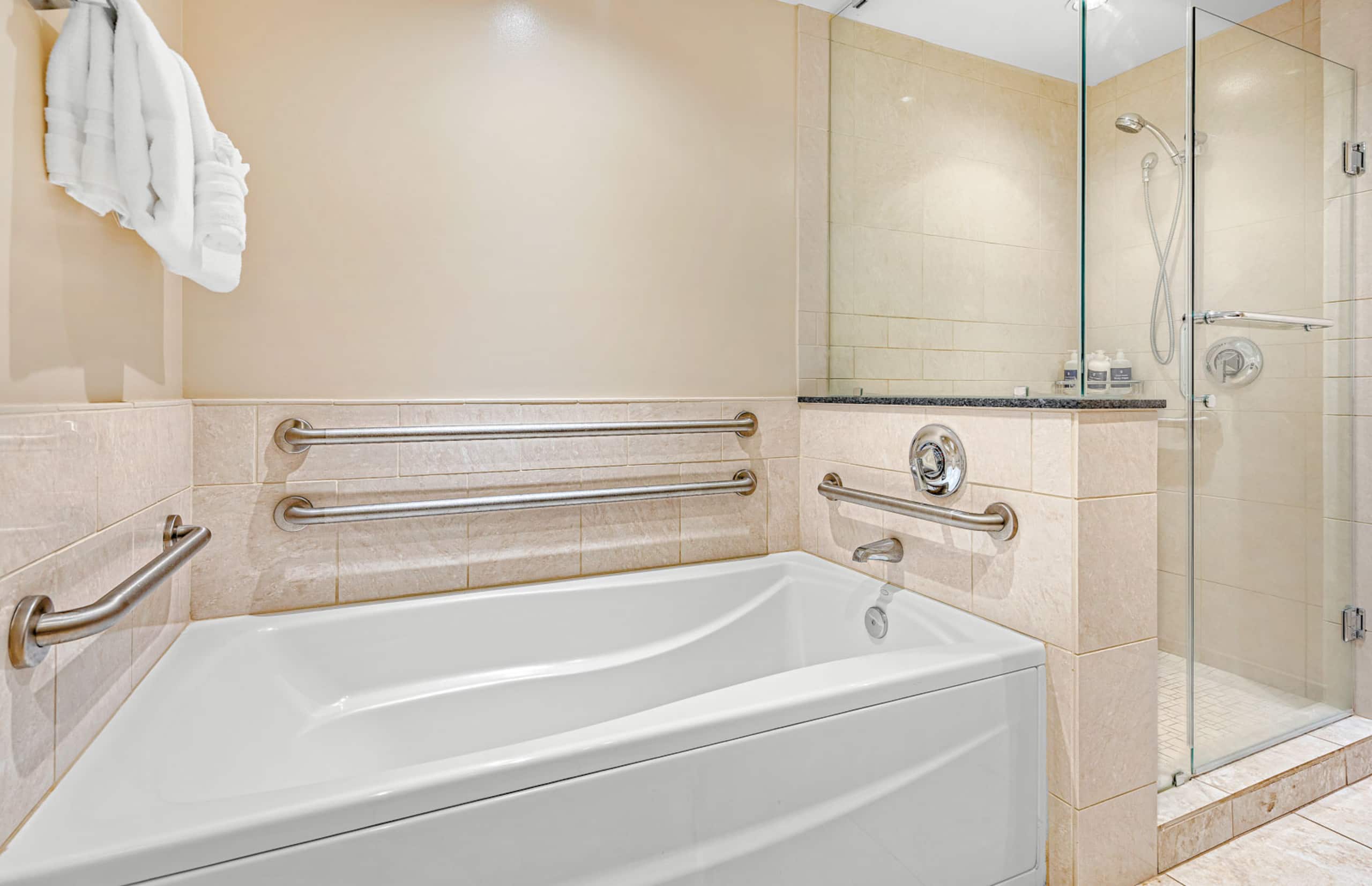 Condo in Lahaina · ★4.92 · 2 bedrooms · 3 beds · 2 baths - Image 21