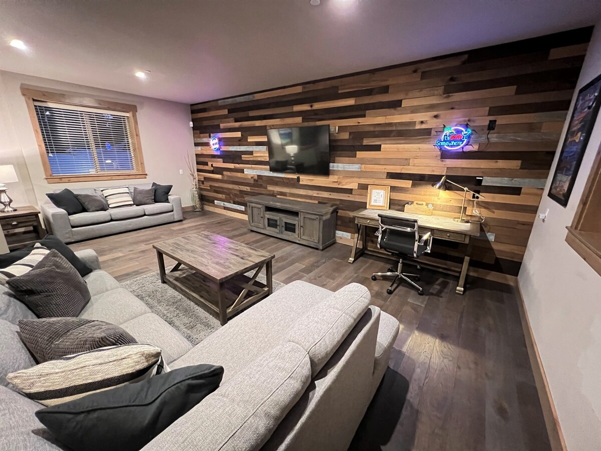 غرفة عائلية كبيرة مع تلفزيون بشاشة كبيرة مع مكتب مكتب