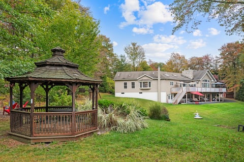6 bedroom, hot tub, game room plus lots more