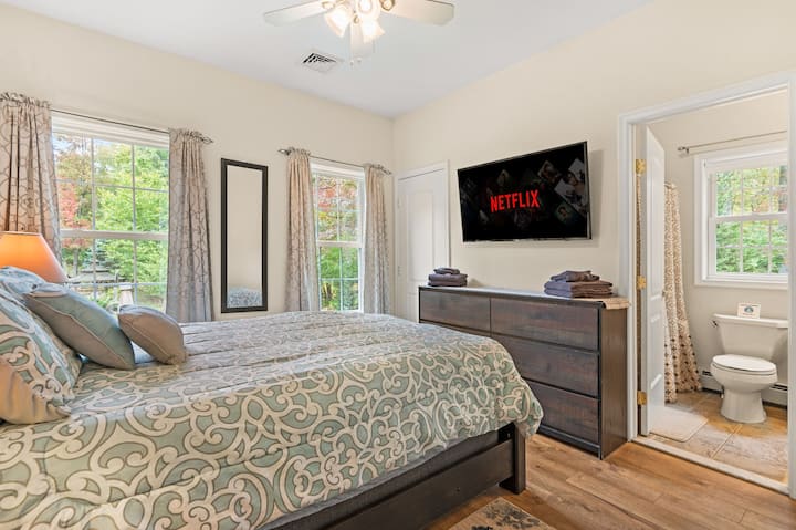 Queen bed with walkin closet.