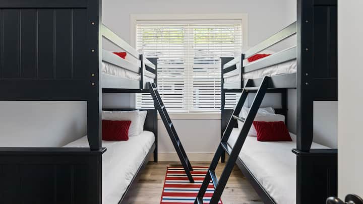 ห้องพักสองชั้นชั้นบนนี้สะดวกสบายและอบอุ่น