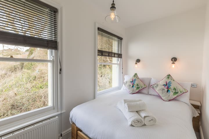 غرفة نوم مزدوجة بسرير مزدوج بالحجم الكامل