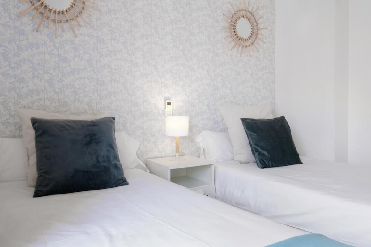 חדר שינה עם  מיטות 90x190. חדש