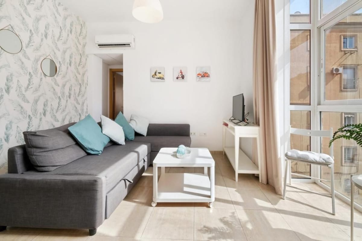 סלון עם ספה נפתחת וחלון חיצוני. טלוויזיה חכמה, מוארת מאוד. הרחוב הוא להולכי רגל, אין רעש, 