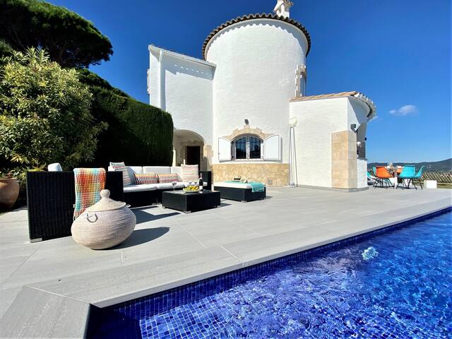 Villa Saramel by Rent Costa Brava gallery image 3