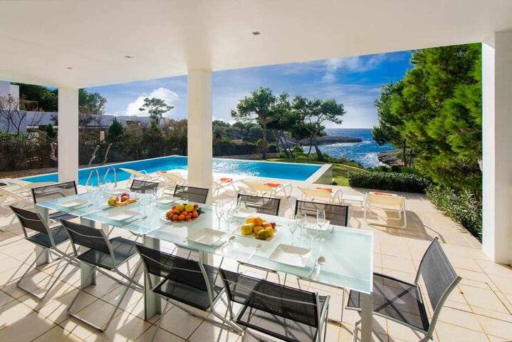 House with direct access to the sea, pool and wifi gallery image 4