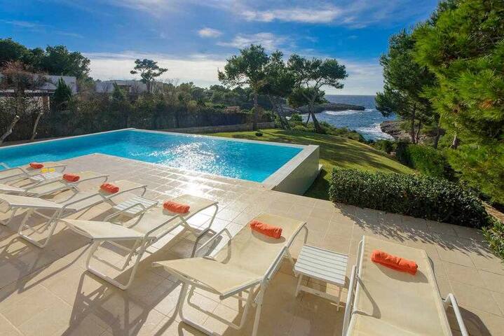 House with direct access to the sea, pool and wifi gallery image 5