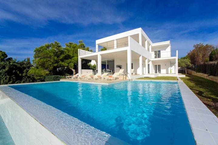 House with direct access to the sea, pool and wifi