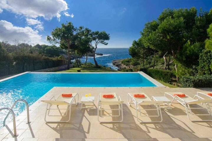 House with direct access to the sea, pool and wifi gallery image 2