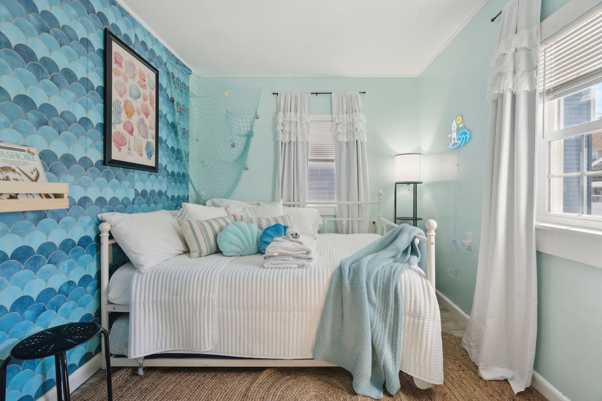 Задниот кревет во втората спална соба лесно се тркала под креветот со целосна големина за помали групи и поголема удобност.