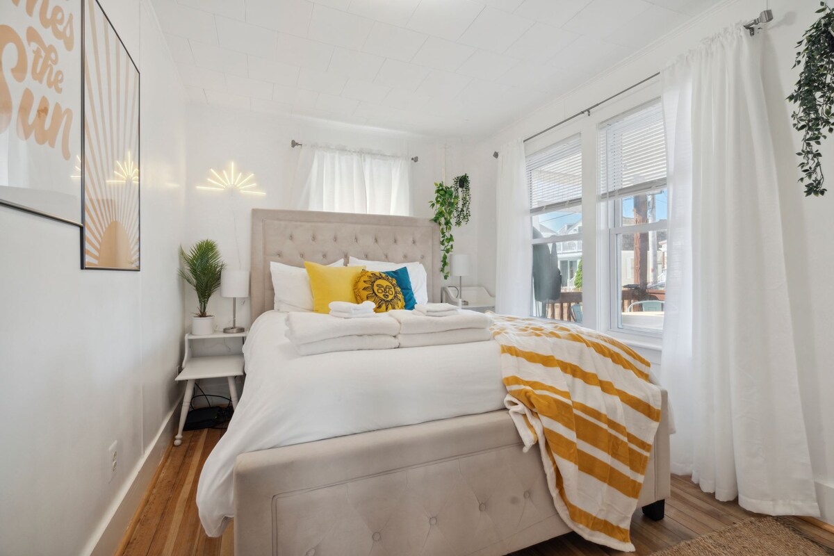 Главната спална соба на предната викендичка е опремена со сосема нов брачен кревет (широк 150-179 см) и светилки со USB.