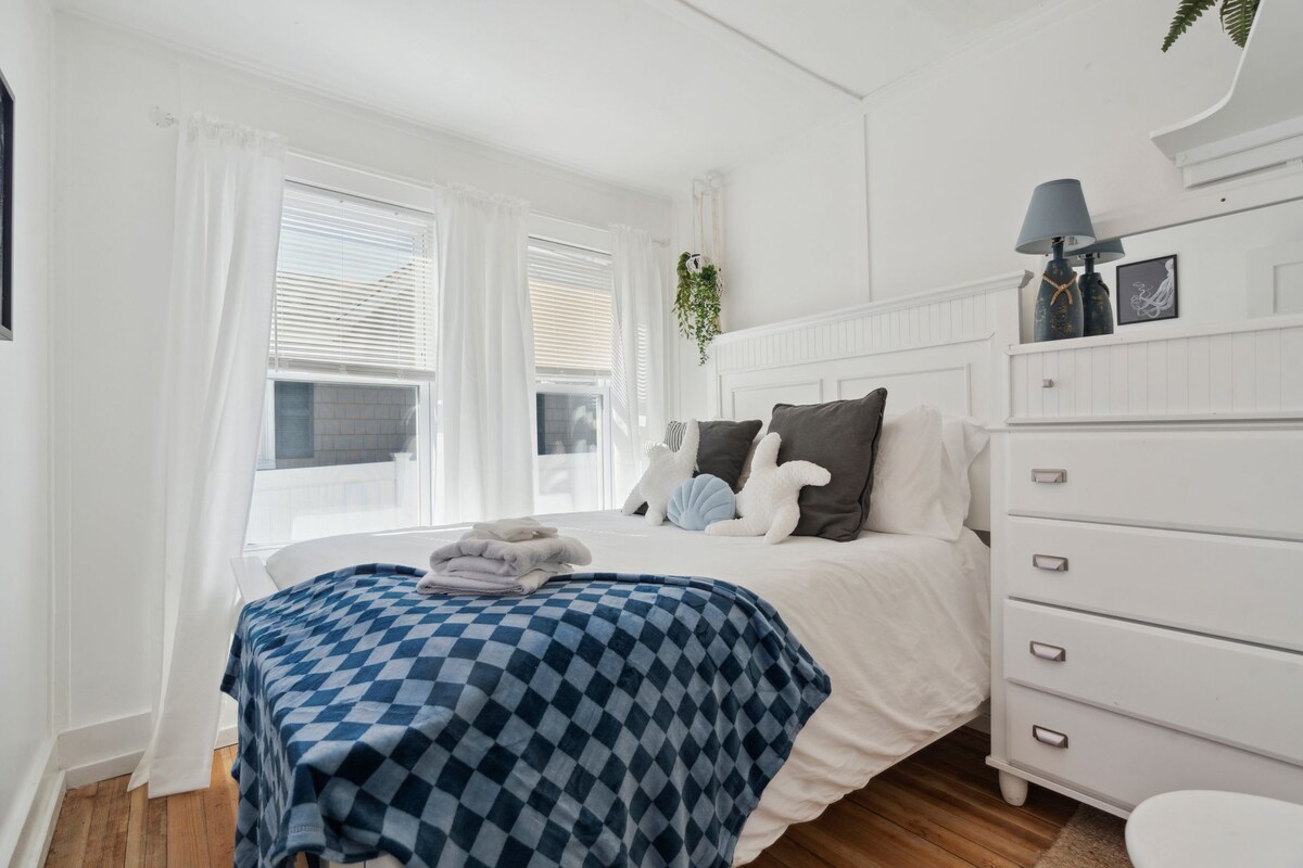 Втората спална соба на „Предна викендичка“ има обновени подови, големо биро и удобен кревет со целосна големина од мемори пена.