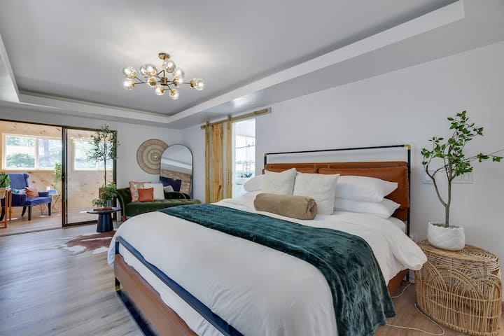 Master Bedroom - A luxurious retreat with a Smart TV, fireplace, private bathroom, jacuzzi, skylight, spa room, and a Juliette balcony. The perfect space to relax in comfort and sophistication.