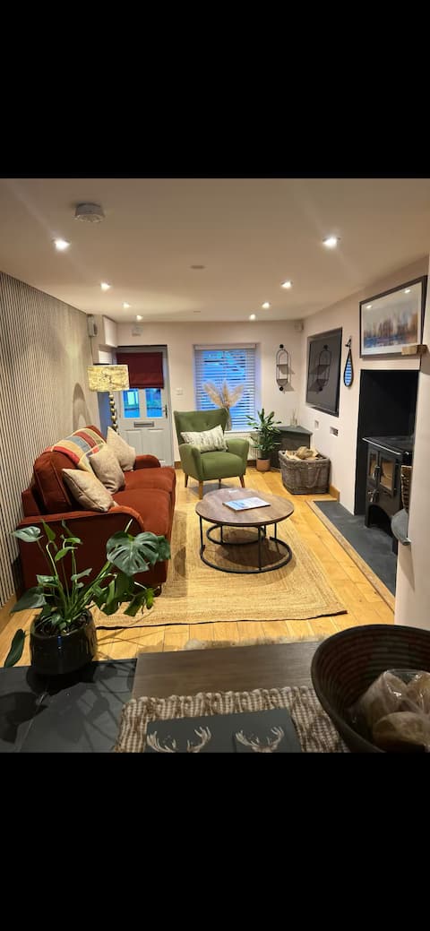 No3 Wilsons cottage with Woodfired Hot Tub Sleeps4