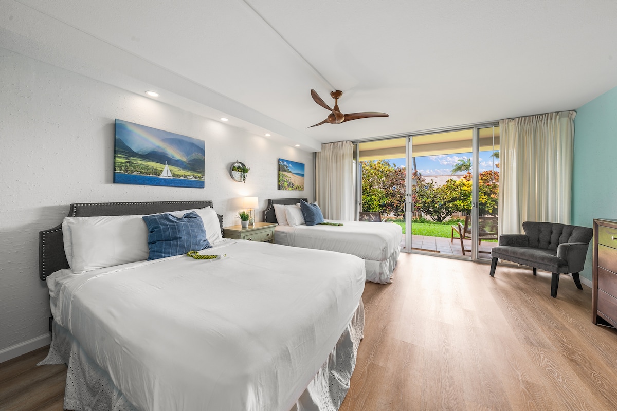 Relájate en este luminoso dormitorio con dos camas tamaño queen para una distribución flexible de las camas