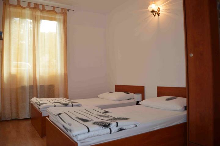 Საძინებელი 2, % {market}: 10 მ²